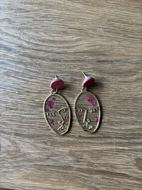 Artistic Oval Face Drop Earrings in Pink